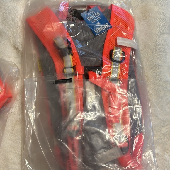 🆕New with tags- Camelbak hydration backpack- insulated - Picture 2 of 6